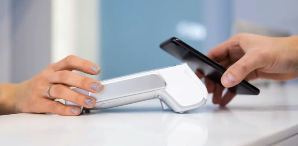 Pagamento effettuato con POS e cellulare